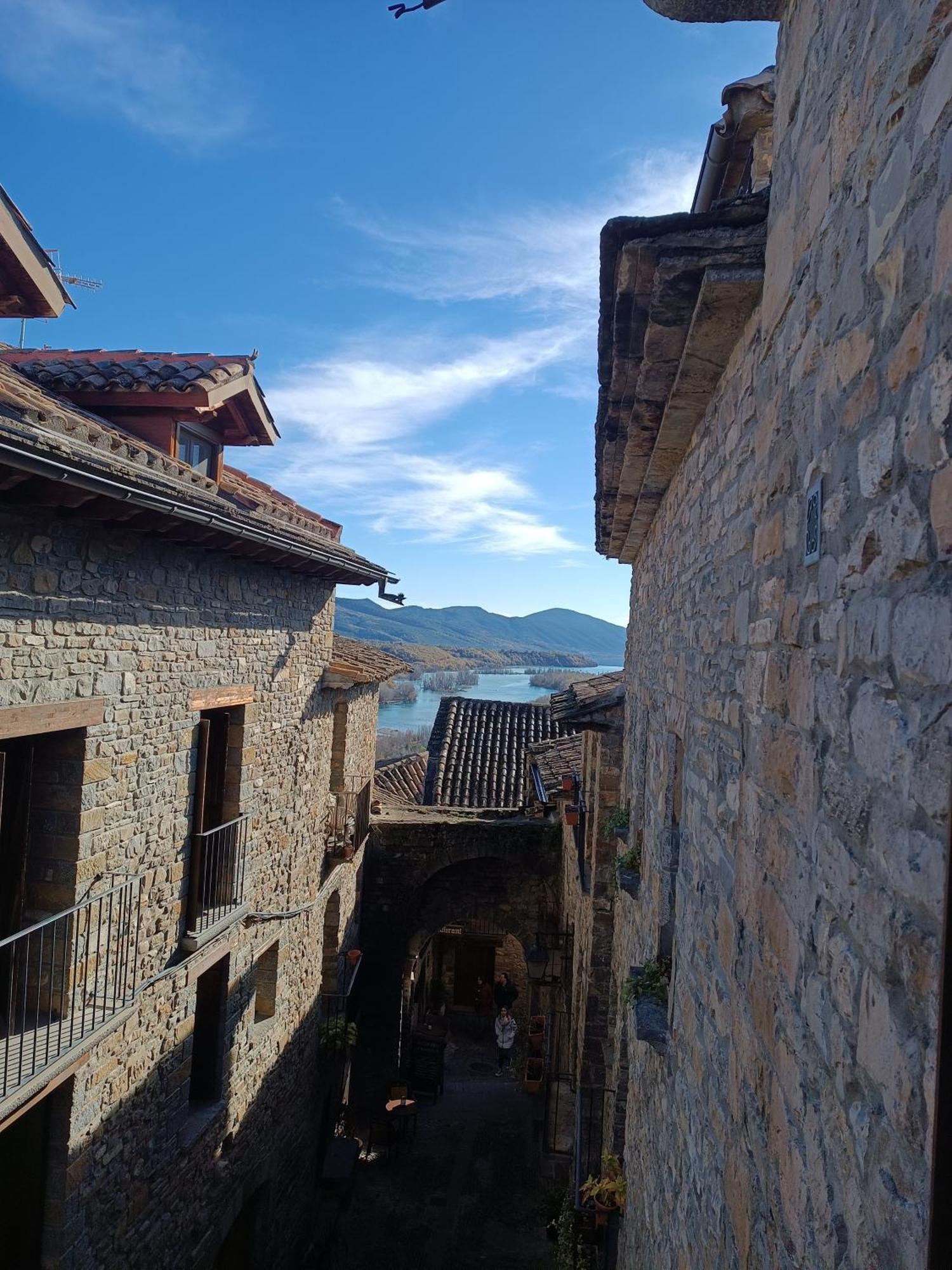 Mora De Nuei Hostel Ainsa Exterior photo